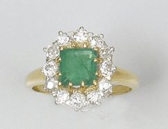 Jolie BAGUE ornée d'une émeraude carrée dans...