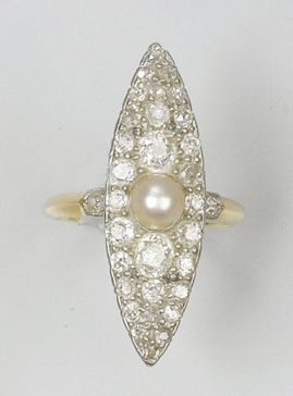 BAGUE marquise ancienne ornée d'une perle...
