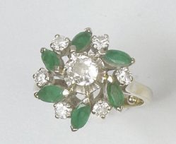 BAGUE ornée d'un brillant dans un entourage...