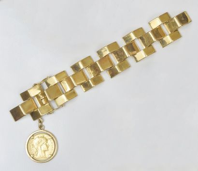 BRACELET TANK en or jaune, orné d'une pièce...