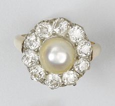 BAGUE ancienne ornée d'une perle bouton dans...