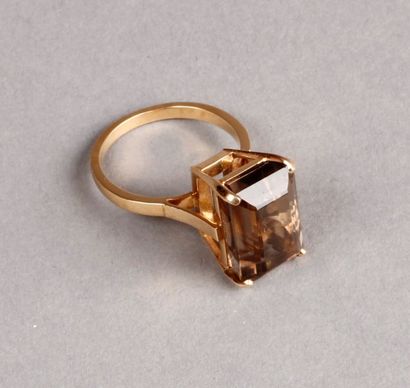 BAGUE en or jaune ornée d'un quartz fumé,...