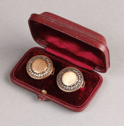 PAIRE DE BOUTONS circulaires en or jaune,...