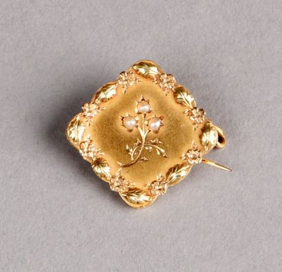 Petite BROCHE polylobée en or à décor d'une...