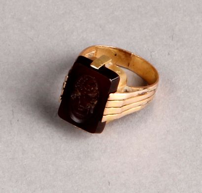 Petite BAGUE en or jaune ornée d'une petite...