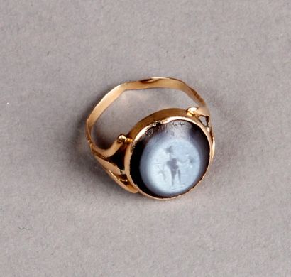 BAGUE sertie d'une intaille ovale et tronconique...