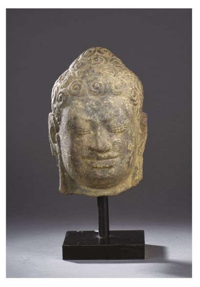 TÊTE DE BOUDDHA en grès.
Royaume de Dvaravati,...