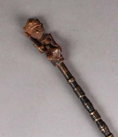 STYLET de tatouage «Mai Sak» en bronze, surmonté...