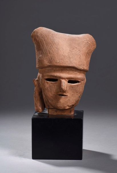 TÊTE de personnage en terre cuite. (Restaurations).
Japon...