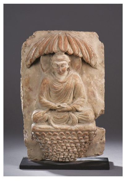BOUDDHA assis en méditation, les mains en...