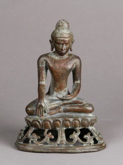 BOUDDHA Maravijaya assis sur un socle étagé...