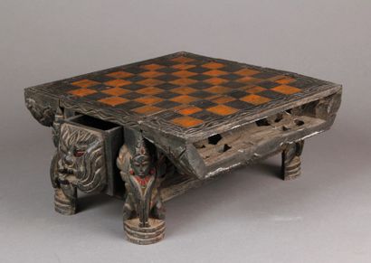 COFFRET ÉCHIQUIER en bois sculpté de motifs...