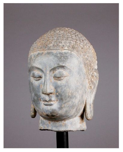 TÊTE DE BOUDDHA en grès.
Chine, province...