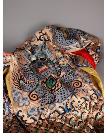 ROBE brodée en soie, laine et fils dorés...