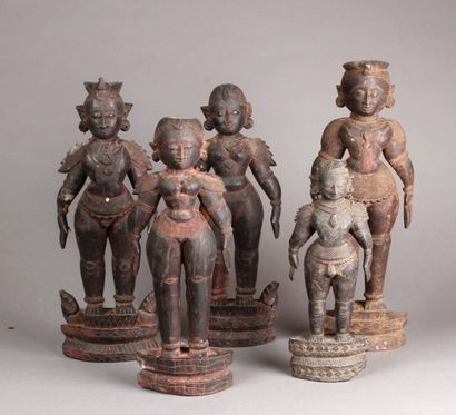 Ensemble de CINQ STATUETTES en bois représentant...