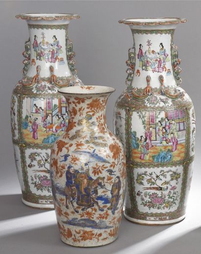 PAIRE DE VASES balustres en porcelaine de...