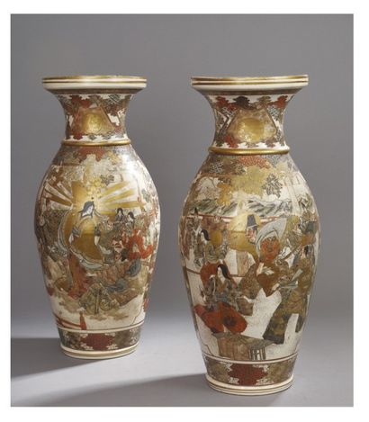 PAIRE D'IMPORTANTS VASES balustres en porcelaine...