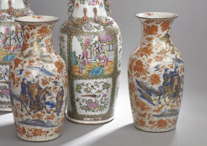 PAIRE DE VASES en porcelaine craquelée à...