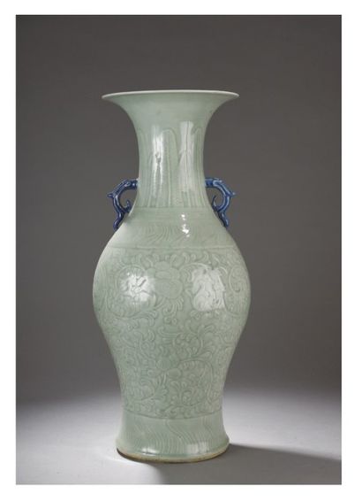 VASE balustre à col évasé et anses en porcelaine...