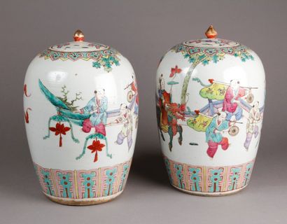 PAIRE DE POTS couverts en porcelaine et émaux...