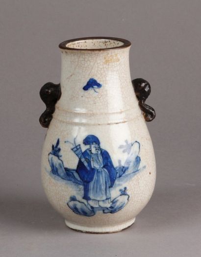 Petit VASE de type Ge émaillé à décor bleu...