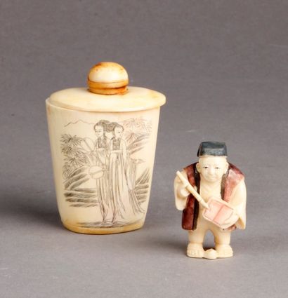 NETSUKE en ivoire marin et rehauts de polychromie...