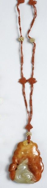 PENDENTIF en jade céladon veiné de rouille...