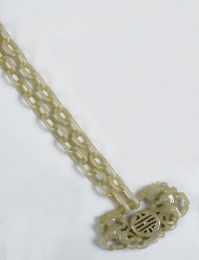 PENDENTIF ajouré et sa chaîne en jade céladon...