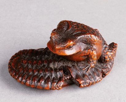 Beau NETSUKE en bois représentant un crapaud...