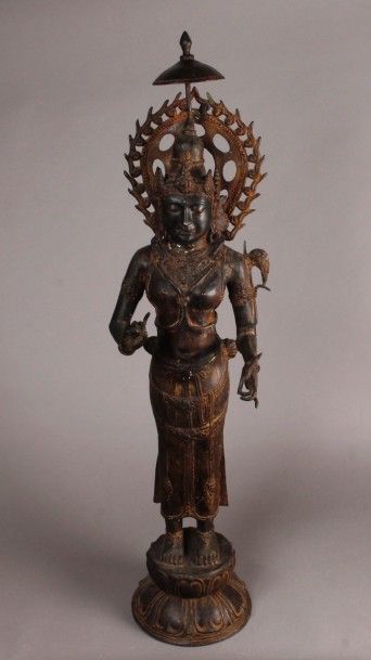 Grand BODHISATTVA en bronze représenté debout,...