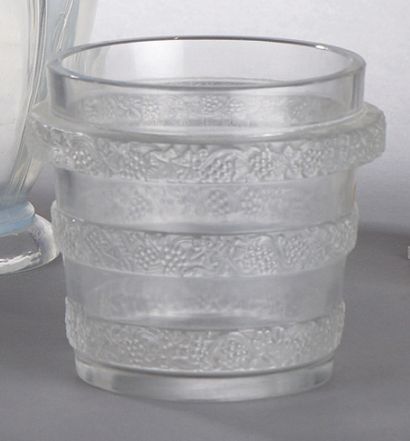 VASE cylindrique en verre à décor de trois...