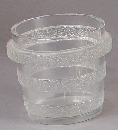 VASE cylindrique en verre à décor de trois...