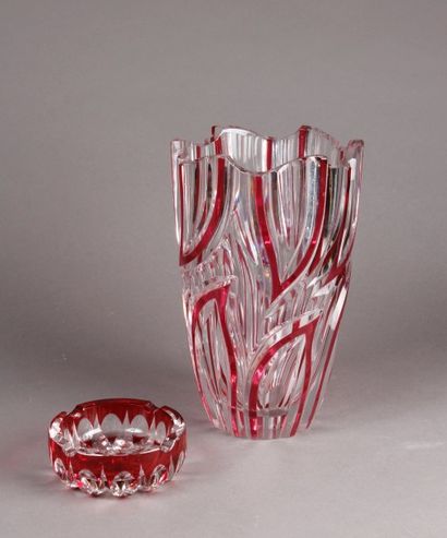 VASE et CENDRIER en cristal à rehauts rouges...