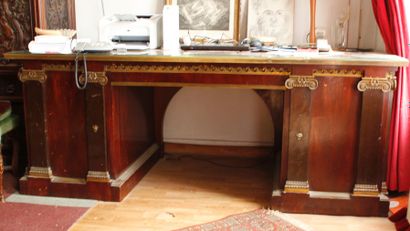 BUREAU plat à caissons en placage d'acajou...