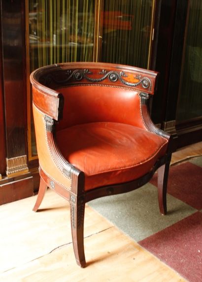 FAUTEUIL de bureau gondole en acajou et placage...