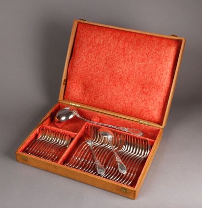 Dans un coffret en bois, MÉNAGÈRE en métal...