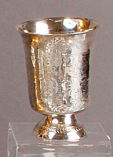 TIMBALE tulipe en argent à décor ciselé de...