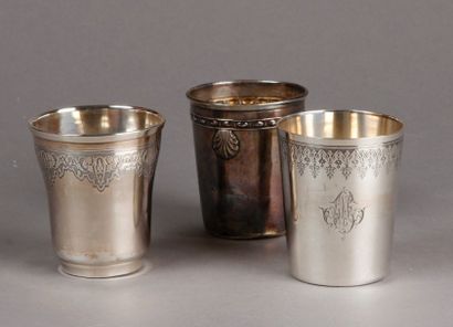 TROIS TIMBALES à cul rond en argent (l'une...