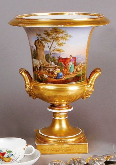 PARIS
VASE MÉDICIS en porcelaine à fond doré...