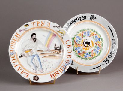 DEUX ASSIETTES blanches sur-décorées d'un...