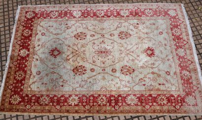 CHOBI-AGRA (Inde), vers 1980

Tapis à décor...