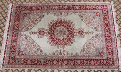 SINO-HEREKE en soie, vers 1990.
Fin tapis...
