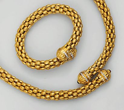 PARURE en or jaune, les embouts sertis de...