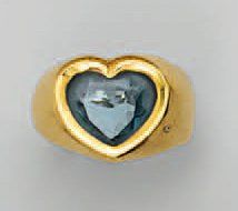 BAGUE en or jaune présentant une pierre bleue...