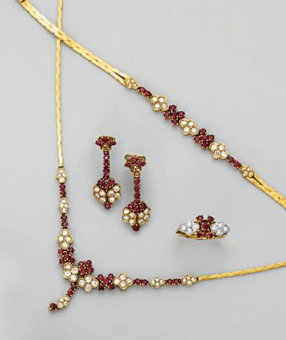 PARURE en or jaune, diamants de taille brillant...