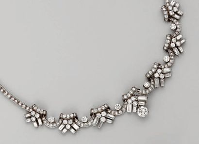 COLLIER en or gris entièrement serti de diamants...