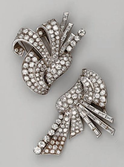 BROCHE double clip en or gris ornée de diamants...