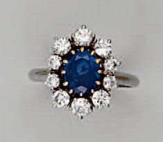 BAGUE en or gris sertie d'un saphir ovale...