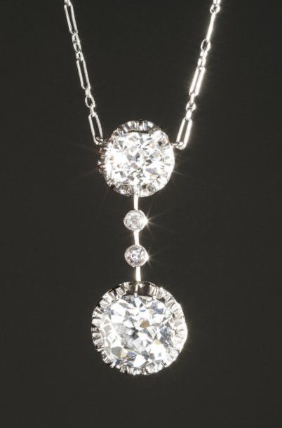 PENDENTIF articulé en platine et or serti...