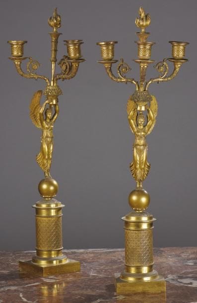 PAIRE DE CANDÉLABRES aux Victoires ailées...
